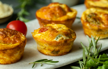 Fitness recept: Raňajkové vajíčkové muffiny s cottage cheese, šunkou a paradajkami