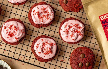 Fitness recept: Red velvet cookies s tvarohovým krémom