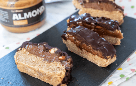 Fitness recept: Snickers tyčinky bez pridaného cukru, ale plné chuti